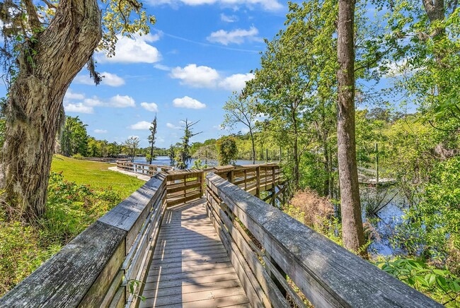 Building Photo - 765 Riverward Dr