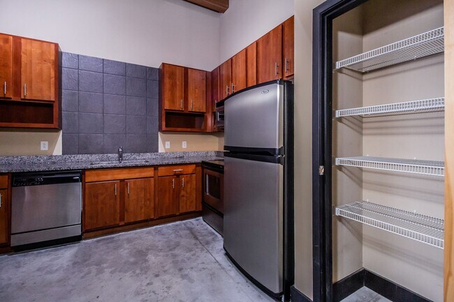 Building Photo - Gorgeous Loft