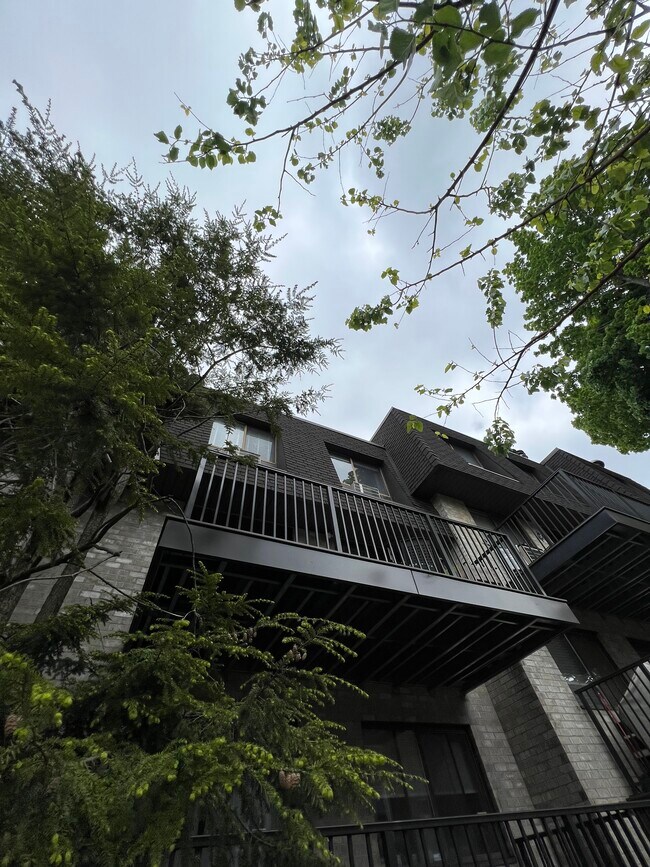 2nd and 3rd floors - 107 North Broadway