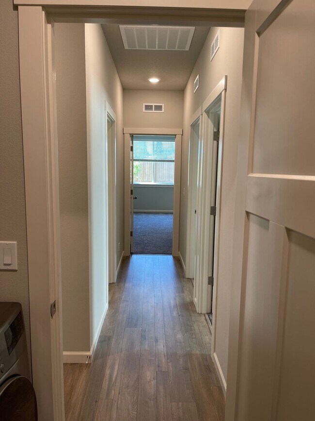 Building Photo - 2091 Legacy Hts Dr SE