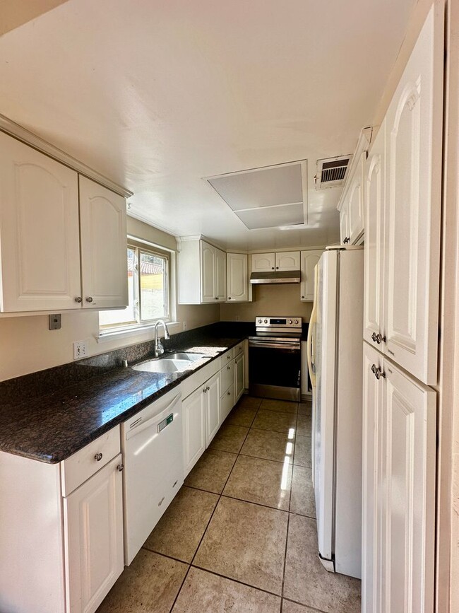Building Photo - 5042 Glide Dr