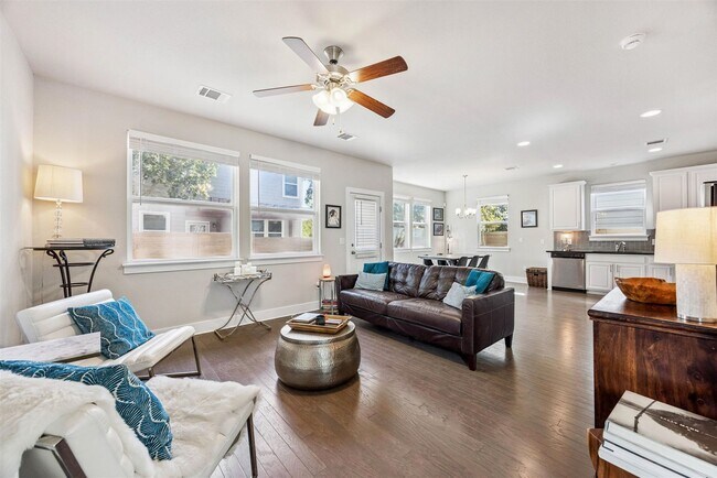 Building Photo - Modern 3-Bed, 2.5-Bath Home with Fenced Ya...