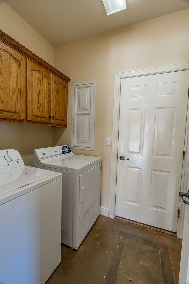 Building Photo - Four Bedroom Home Walking Distance to UofA! Lawn Care Included! AVAILABLE IN JULY!!!!!