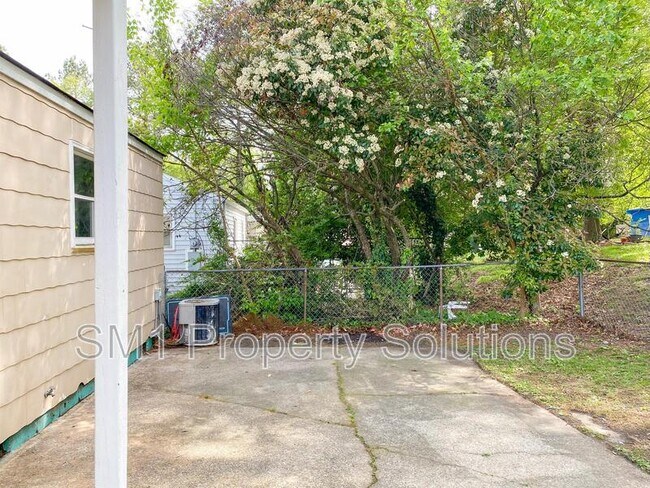 Building Photo - 1502 Clegg St