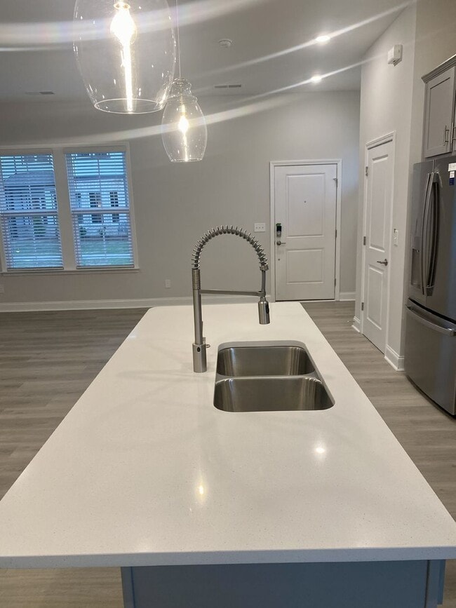 Building Photo - End Unit Townhouse in Terraces at Farmington