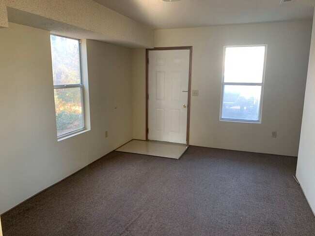 Building Photo - Alluring Homestead