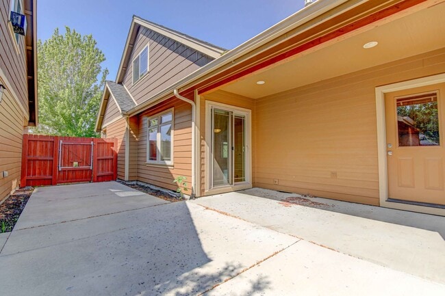 Building Photo - 3 bed/2.5 w/garage in Desirable Barton Cro...
