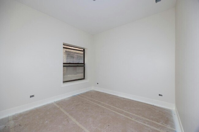 Building Photo - 827 W Montrose Harbor Dr