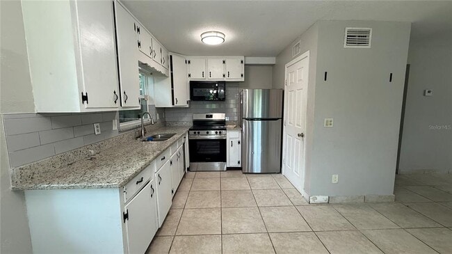 Building Photo - 1148 W Lakeview Cir