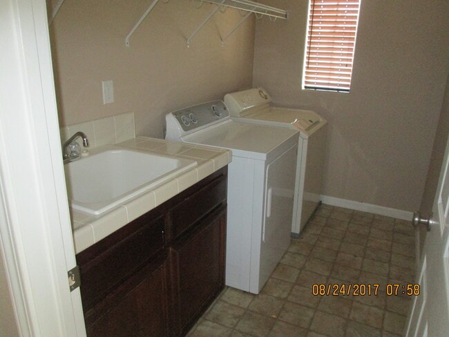 Building Photo - 3 Bedroom 2 Bathroom Home with Garage