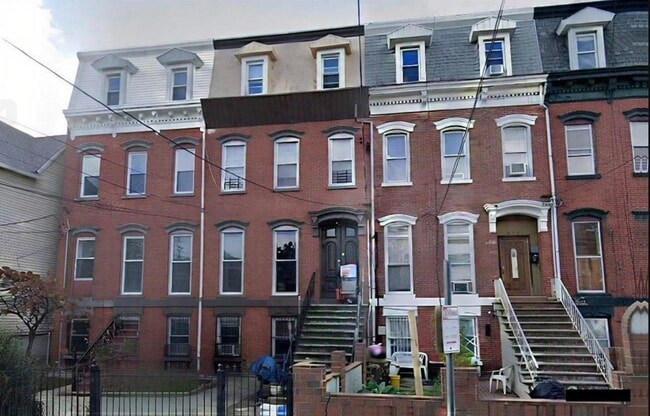 Building Photo - 291 Forrest St