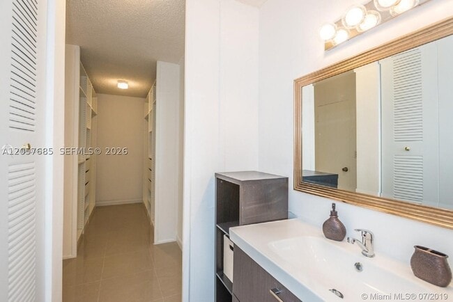 Building Photo - 7545 E Treasure Dr