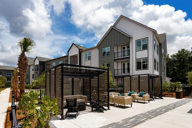 Building Photo - 2403 Mall Dr