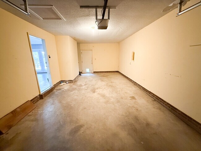 Building Photo - 946 Rim Rd