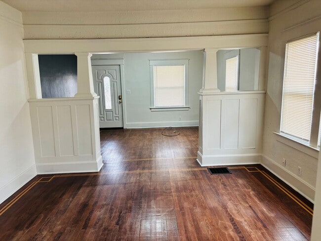 Building Photo - Charming 3 Bedroom Single-Family