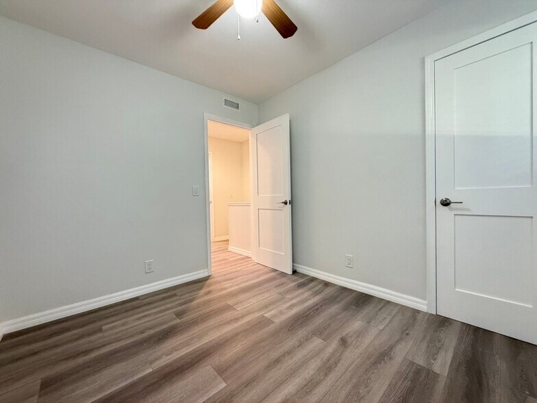 Building Photo - 10130 Hull Dr