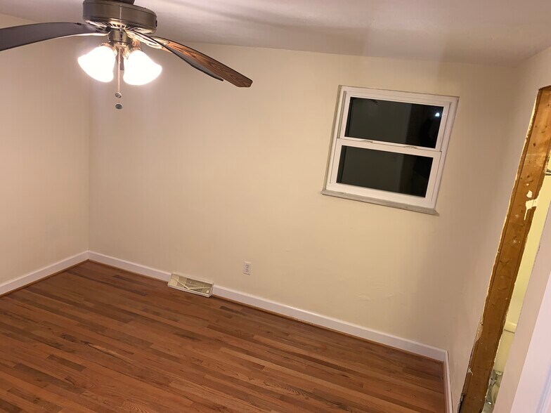 Building Photo - 4268 Sample Ct