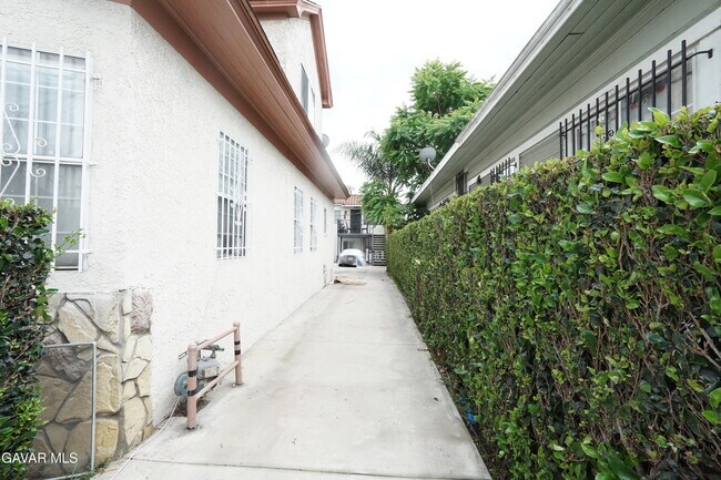 Building Photo - 448 W 41st Pl