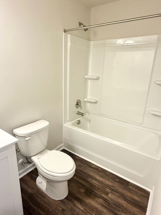 Building Photo - Two bedroom, 2.5 bath townhome in Whitsett