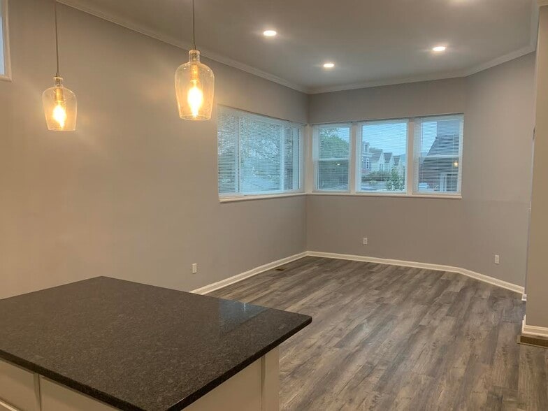 Open floor plan - 600 Center St