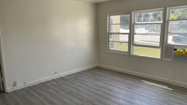 Building Photo - 2425 Silver Lake Blvd