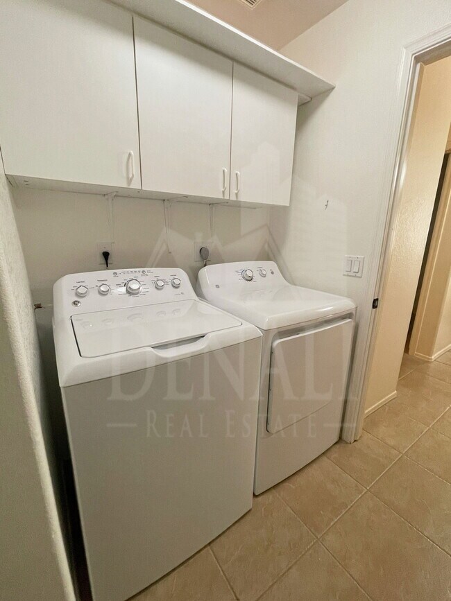 Building Photo - 465 S Wildrose