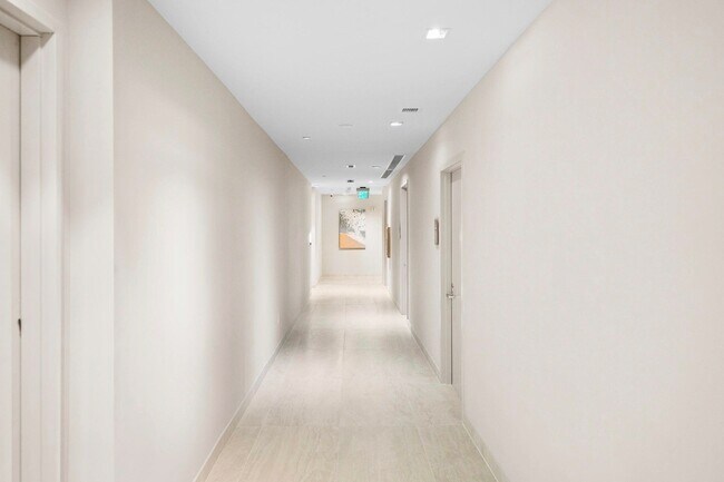 Building Photo - 3100 N Ocean Dr