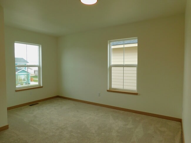 Building Photo - 605 Holstein Wy