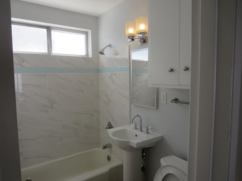 bathroom - 1357 Edgecliffe Dr