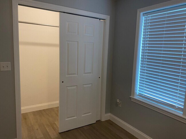 Building Photo - 547 Main St