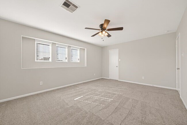 Building Photo - 2810 Meadowbrook Lane