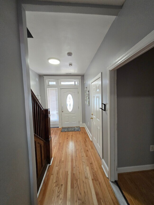 Building Photo - 411 Hobart Pl NW