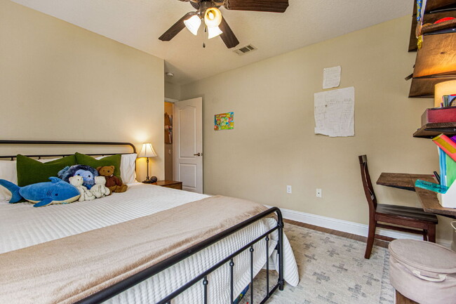 Building Photo - 5 Bed House convenient to Navarre and Hurl...