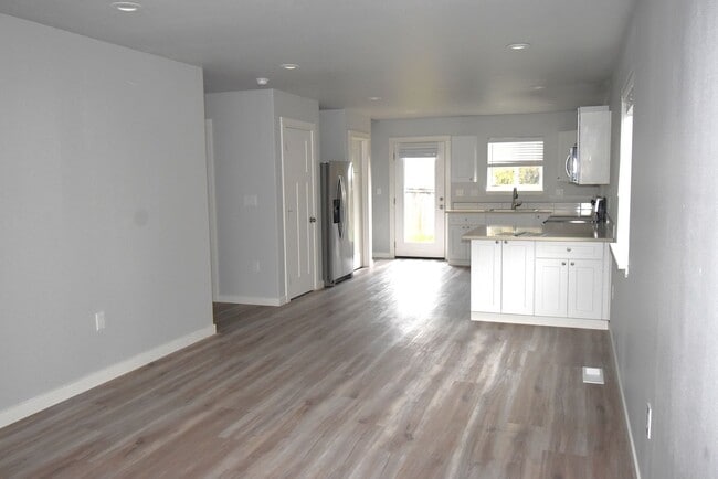 Building Photo - Spacious Town home.