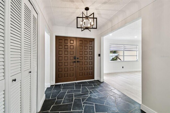 Building Photo - 970 Rolling Hills Dr