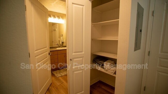 Building Photo - 300 W Beech St