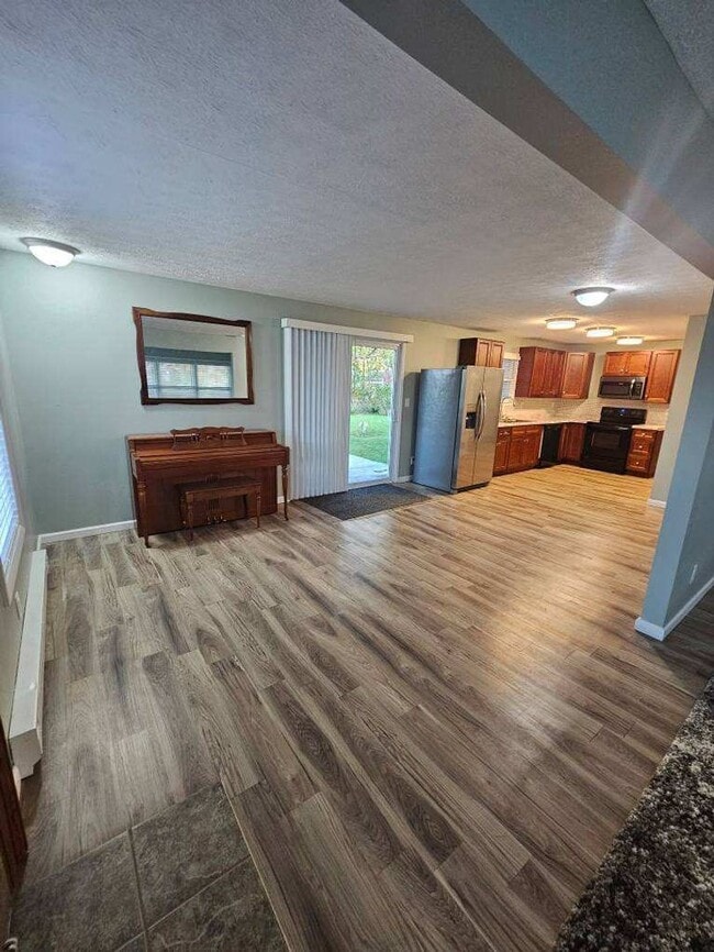 Building Photo - Spacious 3 Bedroom Single Family Home Bloomfield $2100