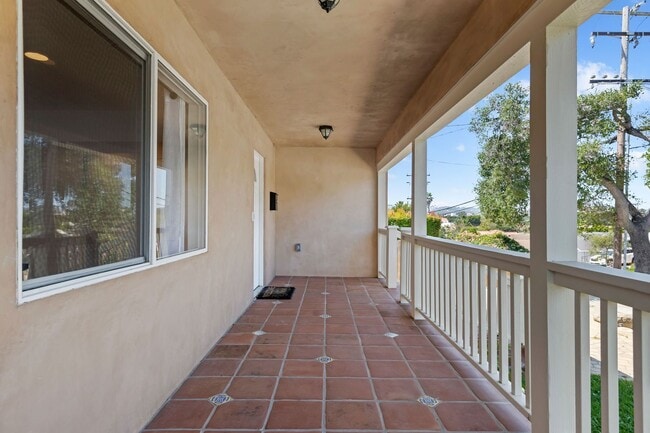Building Photo - 1036 E Cota St