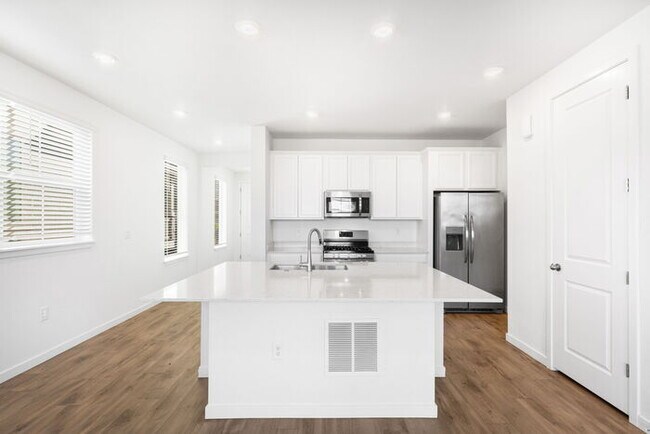 Building Photo - Charming 3 beds 2 baths in Commerce City! ...