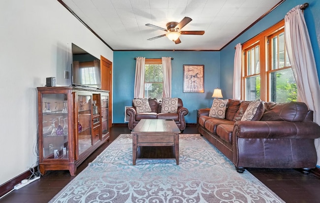 Building Photo - 212 May St