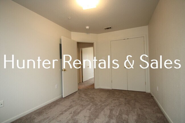 Building Photo - Spacious Two-Bedroom!