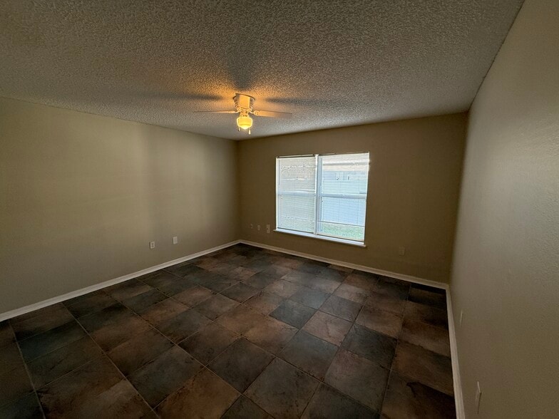 Building Photo - 1705 Lochshyre Loop