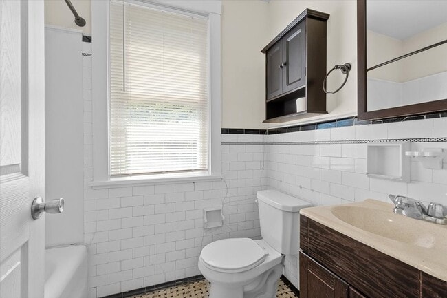 Building Photo - 915 Chartiers Ave