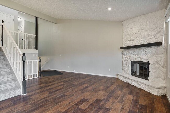 Building Photo - 663 Amphitheater Dr
