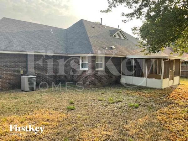 Building Photo - 935 Rutland Dr