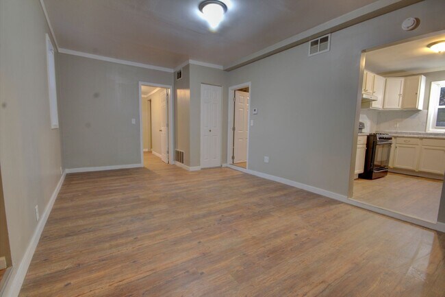 Building Photo - 4 bed, 2 bath home