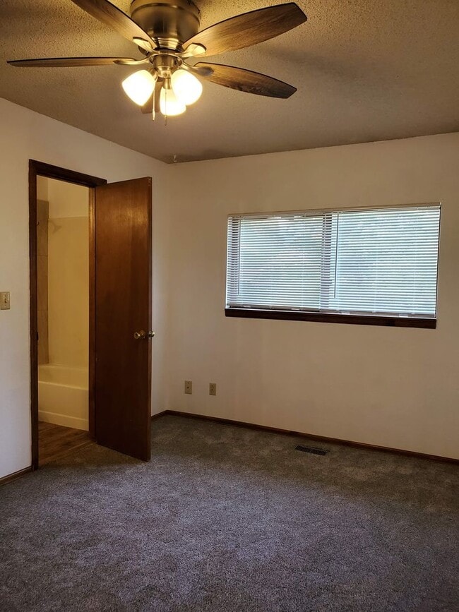 Building Photo - Townhome Style Living!