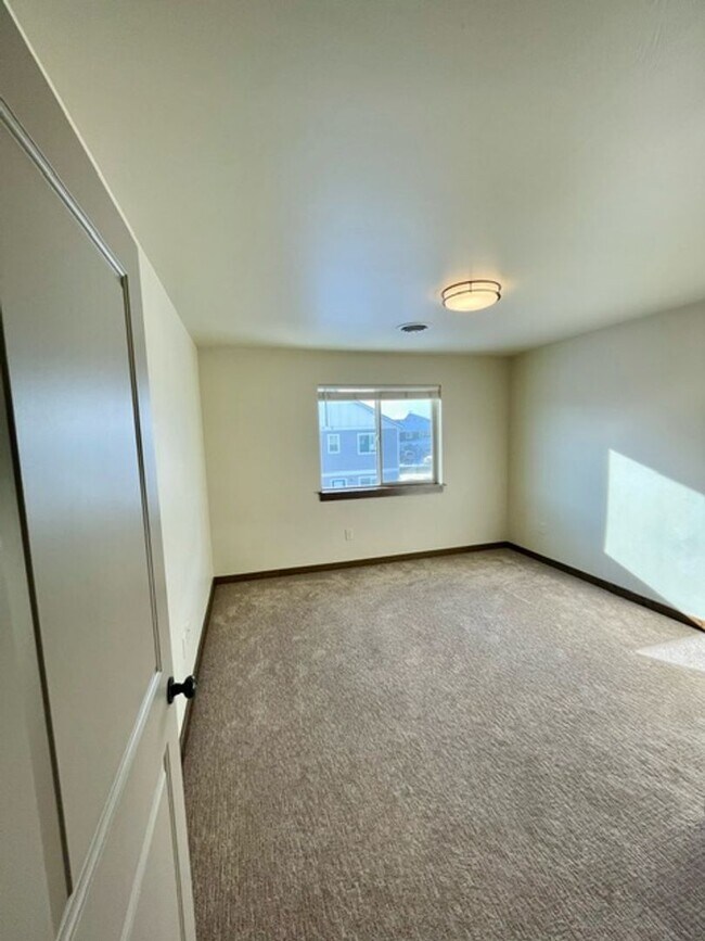 Building Photo - Townhouse - 3 Bedrooms 2 1/2 Bathrooms