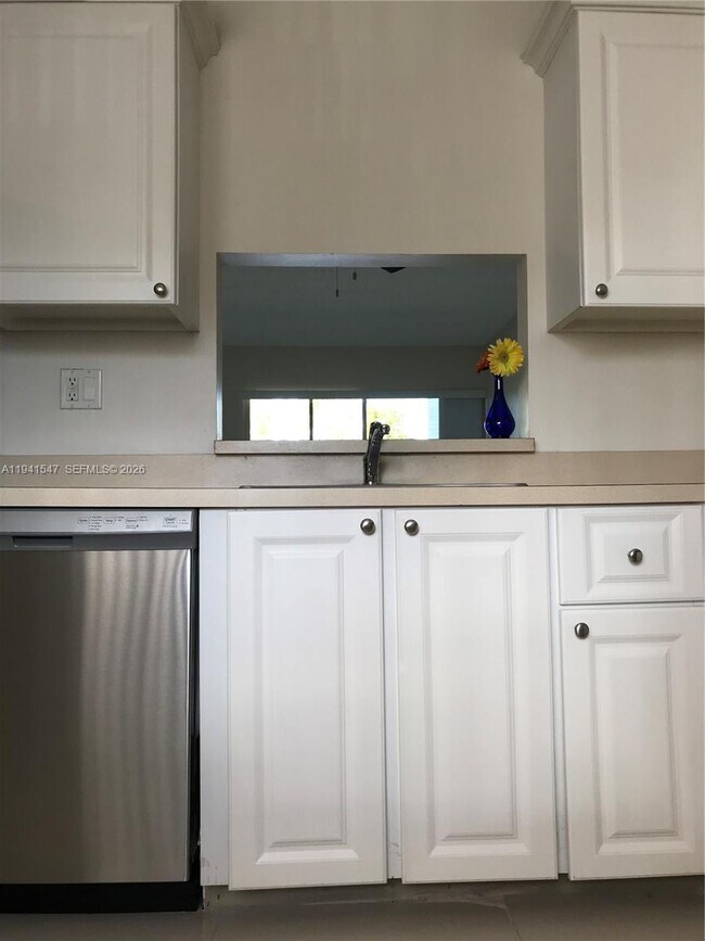 Building Photo - 731 N Pine Island Rd