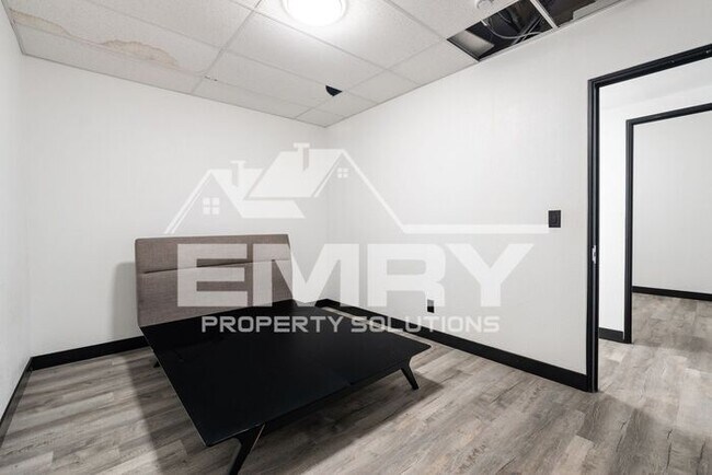 Building Photo - 942 S Gerhart Ave